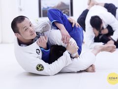 -菠萝格斗巴西柔术训练馆