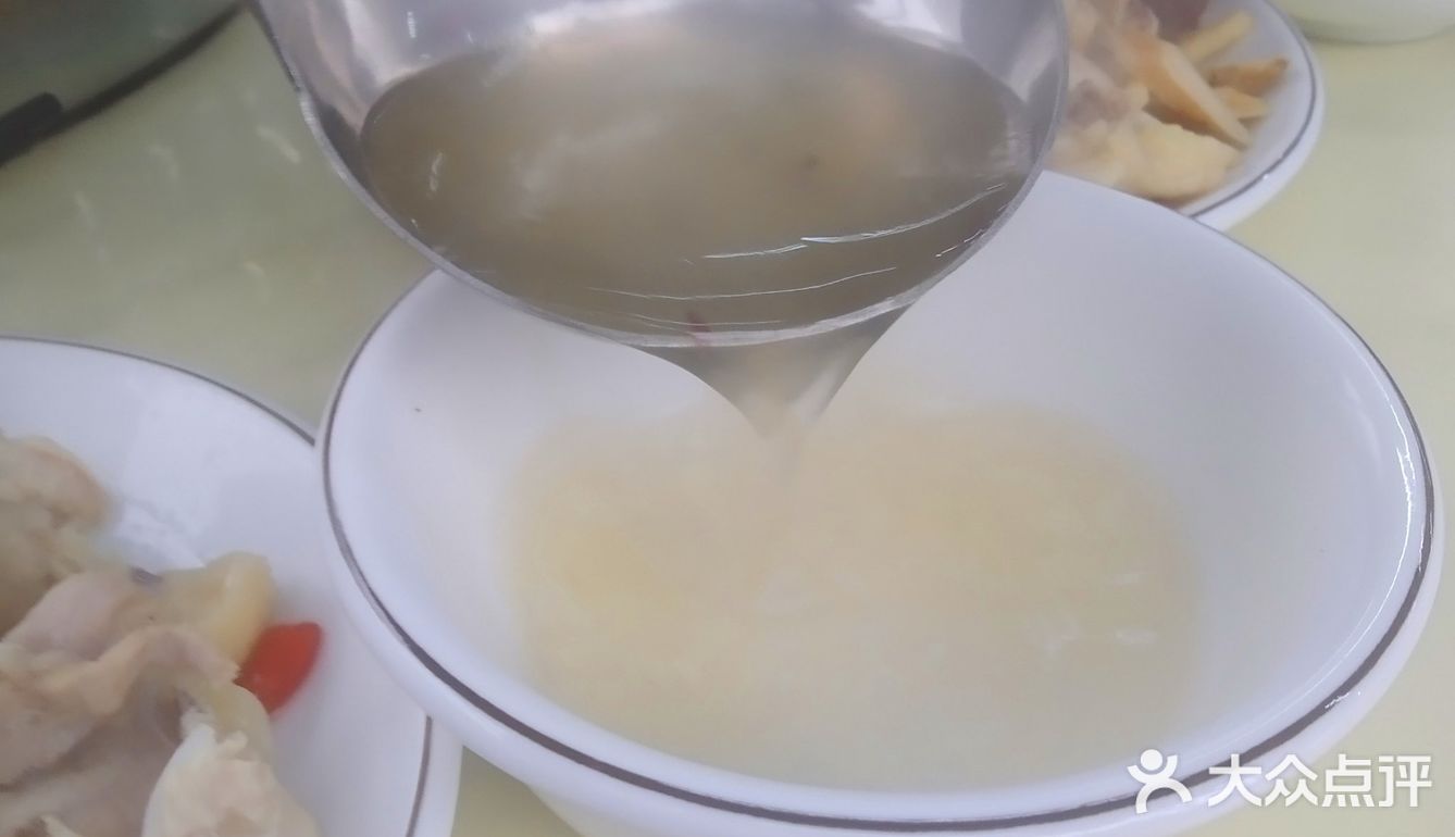 用传统的炭炉吃火锅才是贴近生活