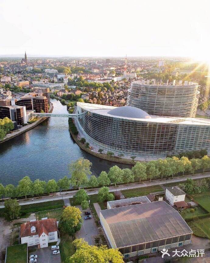 因而该市在语言和文化上兼有法国和德国的特点