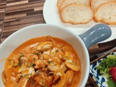 煮鸡肉配蒜香面包-BomBa意大利餐厅