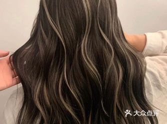 光线挑染 挑染线条感强烈 欧美风千禧染发 挑染浅灰色