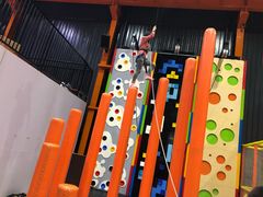 -爱蹦iBOON蹦床运动馆(江汉店)