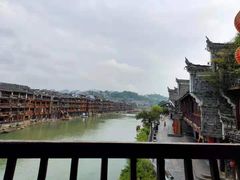 环境-临江餐馆二楼美食部落