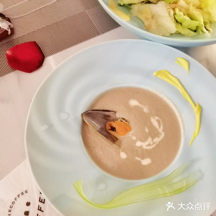 南昌新晋网红拍照地🔥溪湖旁的阳光玻璃桥