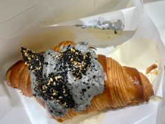 浓香黑芝麻可颂-PAOPAO Bakery&Café(港汇店)