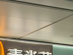 -麦当劳(上海虹桥站30B检票口楼上)