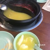 进门港味装修，服务员礼貌引位，还有小暖男给调蘸料
