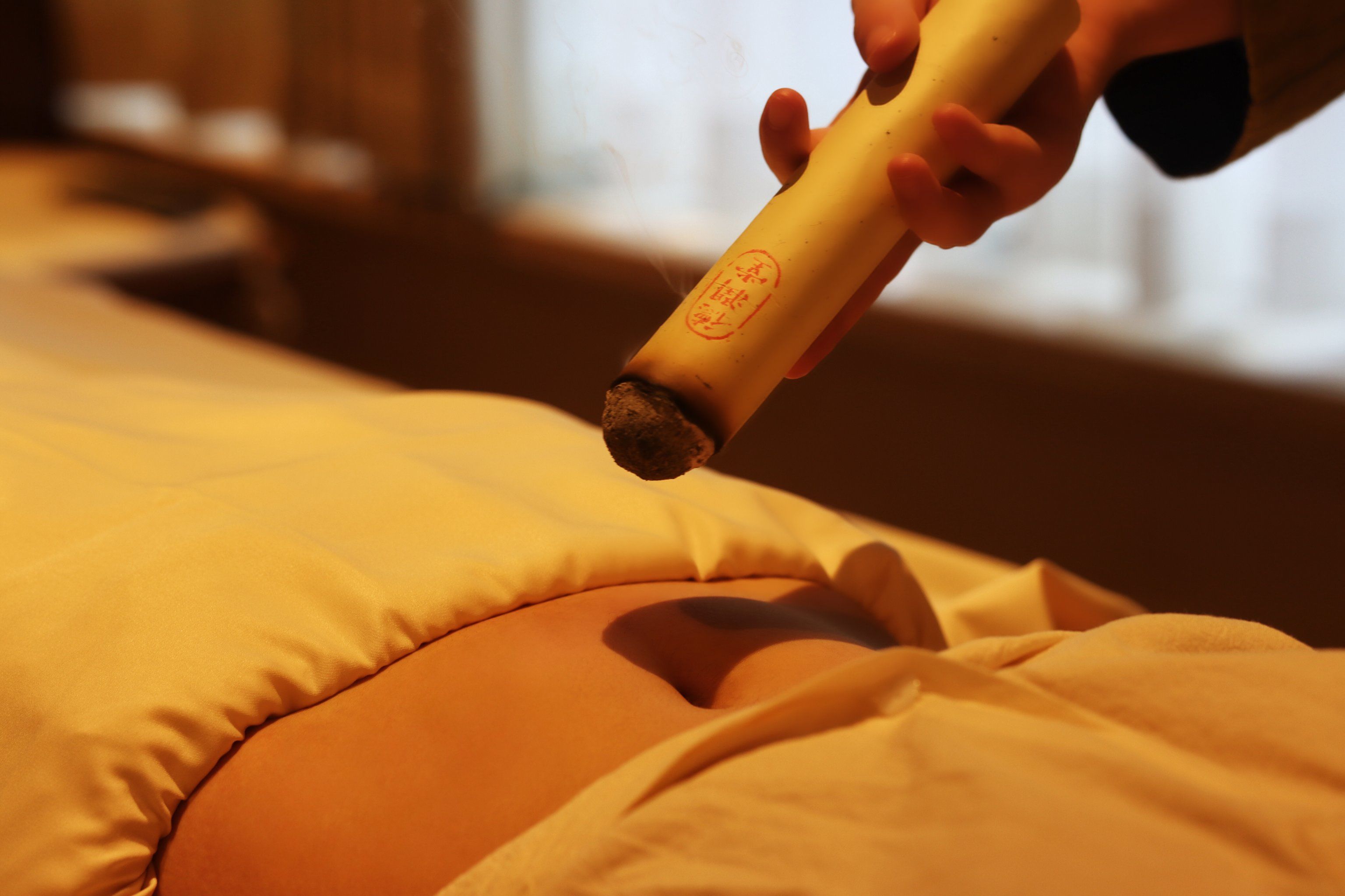 艾灸是以艾绒为主要材料,通过燃烧产生的温热刺激人体穴位,从而实现