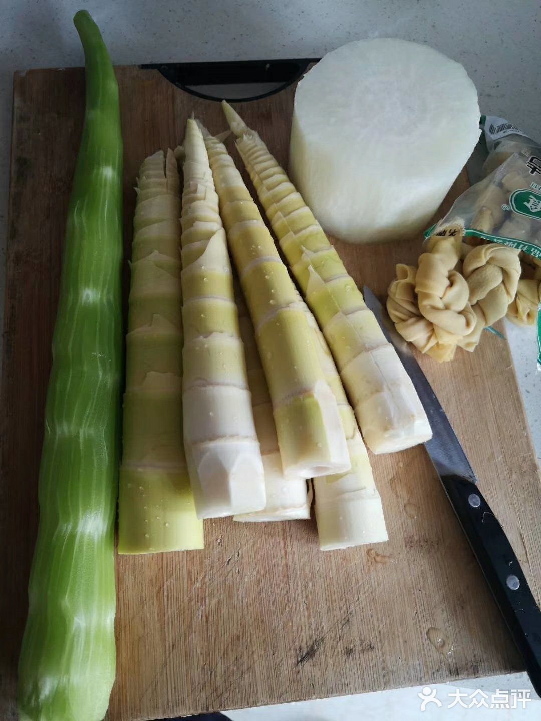 葱结放入锅中煮，如果有高汤最好
