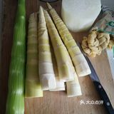 葱结放入锅中煮，如果有高汤最好