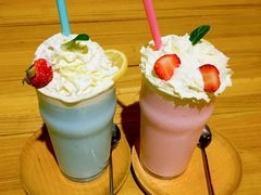 草莓奶昔&nbsp;&nbsp;蓝精灵奶昔-MIKAKU(万达广场上海宝山店)