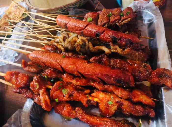 还有王中王火腿肠,大肉串～ 烤鱼里面的配料我要吹爆!