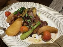 扒伊比利亚黑梅花猪配焦糖苹果-秘密旅行Bonjour·生日·氛围感餐厅(广州店)