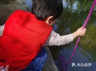 我的女儿已经一岁半了。  昨天妈妈路过麦当劳