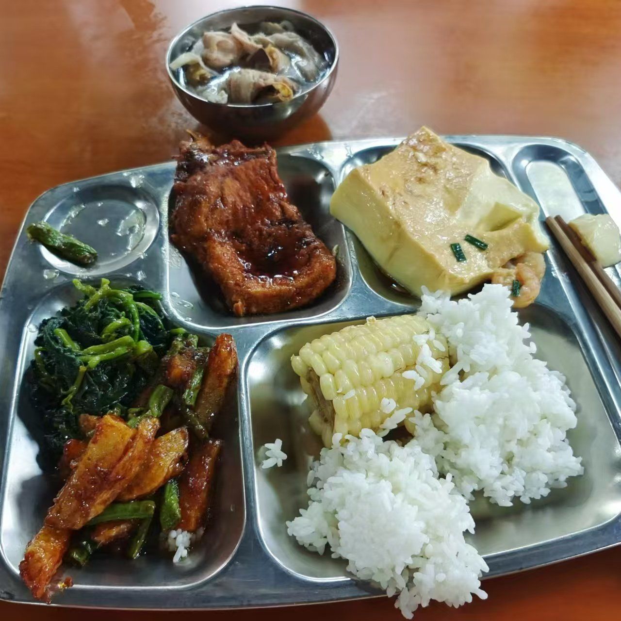 0元玩转这座城 
这是学校食堂老师的伙食,看上去真的一般般,看来