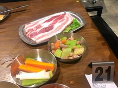 厚切猪肉-·缸桶屋·韩式牛肋条自助烤肉(西湖D11店)