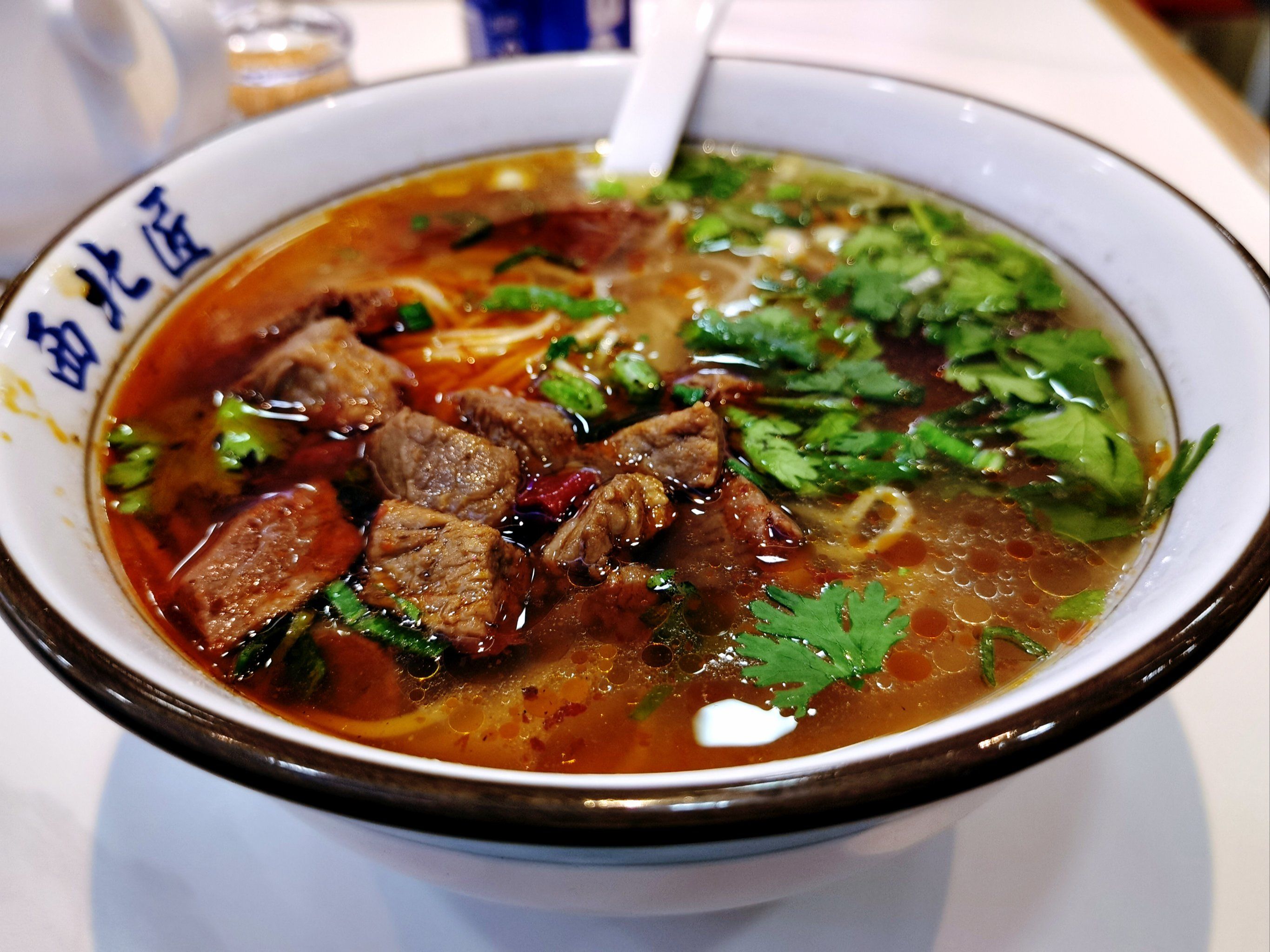 红烧牛肉面 牛肉块不算很大,不过汤头很鲜,面也挺筋道的.老板蛮年