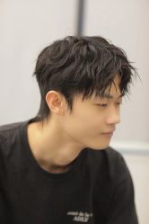 -一家只做男发烫染的店