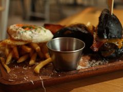 经典牛肉汉堡-HELLO 27 意面·沙拉·帕尼尼