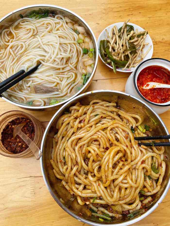 贵州兴义牛肉粉(花牌坊店)-""一哈儿粉儿上桌了,你先不要拌,我给你拌.