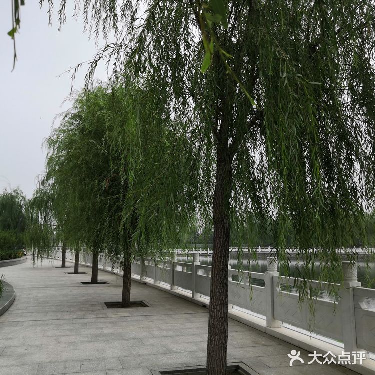 廊坊御龙河公园在廊坊市南端，西昌路两侧沿河公园