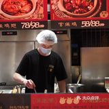隐藏在大型超市里的正宗新加坡牛蛙煲，一口惊艳！