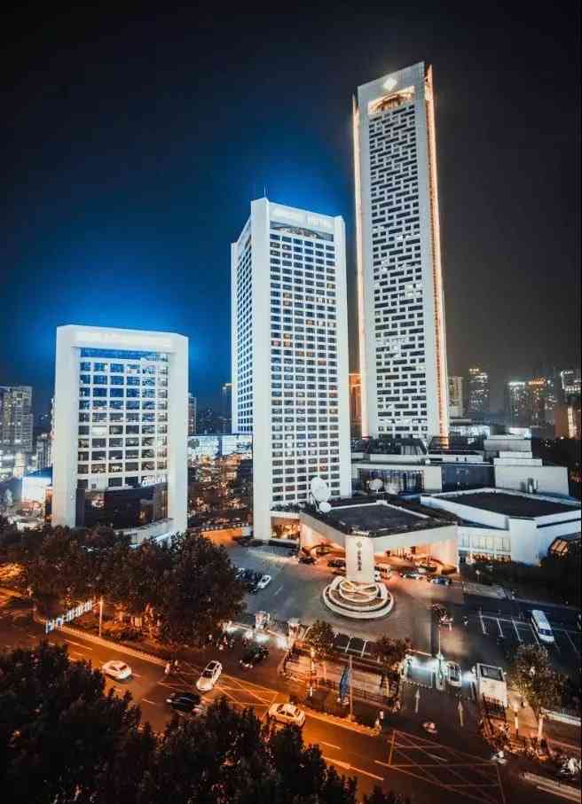 南京金陵饭店-"在梅苑餐厅用餐,杨莉媛,谢萧服务员为我们.