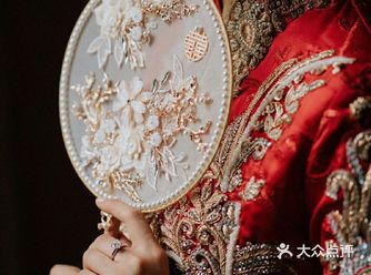 越来越多新娘穿秀禾出嫁 团扇是个很棒的选择
