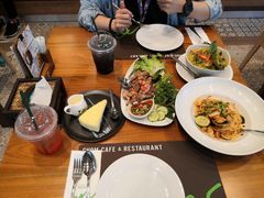 -Chom Cafe and Restaurant