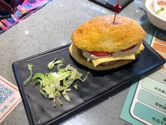 菠萝猪扒包-大头力茶餐厅(花都融创茂店)