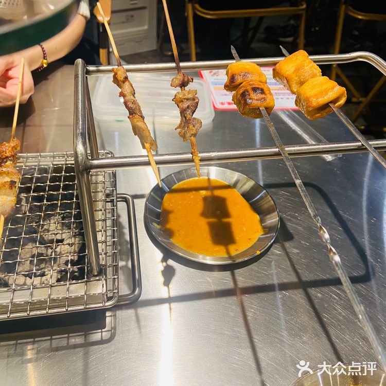 结果发现就在东站地铁Ｃ出口走一段就行