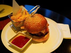 鸡排汉堡配香脆薯条-WOLFGANG PUCK KITCHEN & BAR(迪士尼小镇店)
