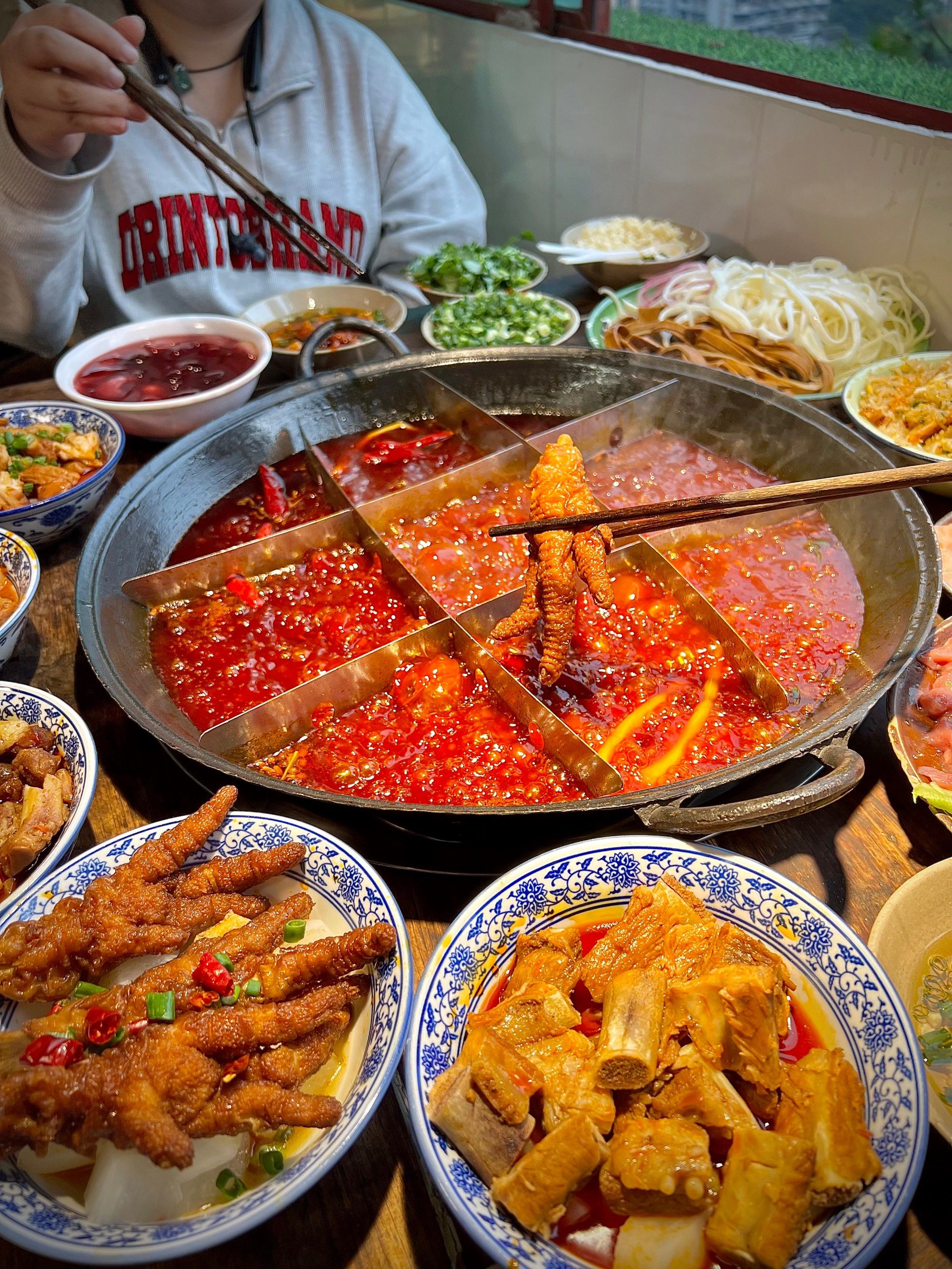 凯旋路本地人打堆堆像吃席一样的老火锅