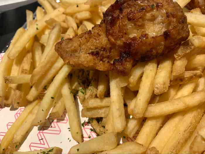 wingwing krispy chicken-"在酒店附近的一家韩式炸鸡店一个人的晚餐.