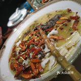 这次趁工作日休息，带家里人来尝尝。菜色和摆盘都很不错