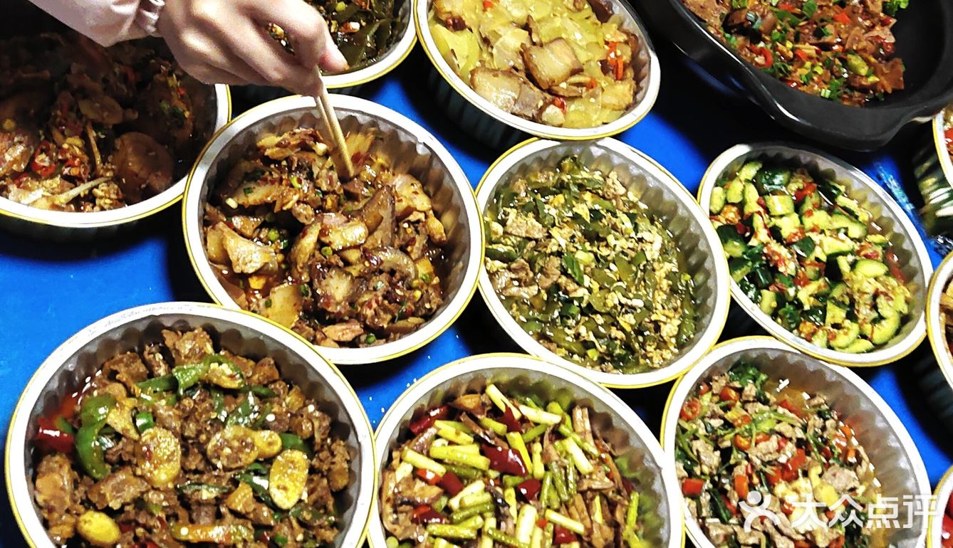 特别推荐没有上菜单的私房菜土匪猪肝、香辣猪脸肉！