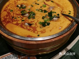 朋友就带我们来到这里，据说是米其林一星推荐，人好多