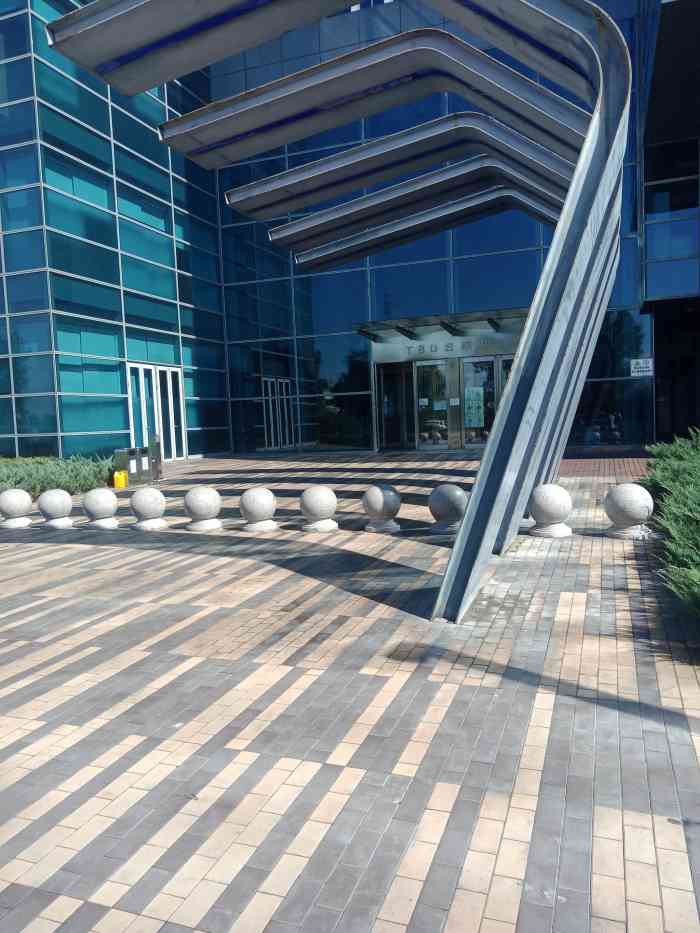 tbd云集中心-"云集商城应该是新开的.建筑的外观整体走的.