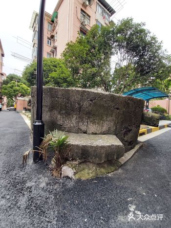 1、该碉堡位于徐汇区浦北路948弄内，具体位置可见附