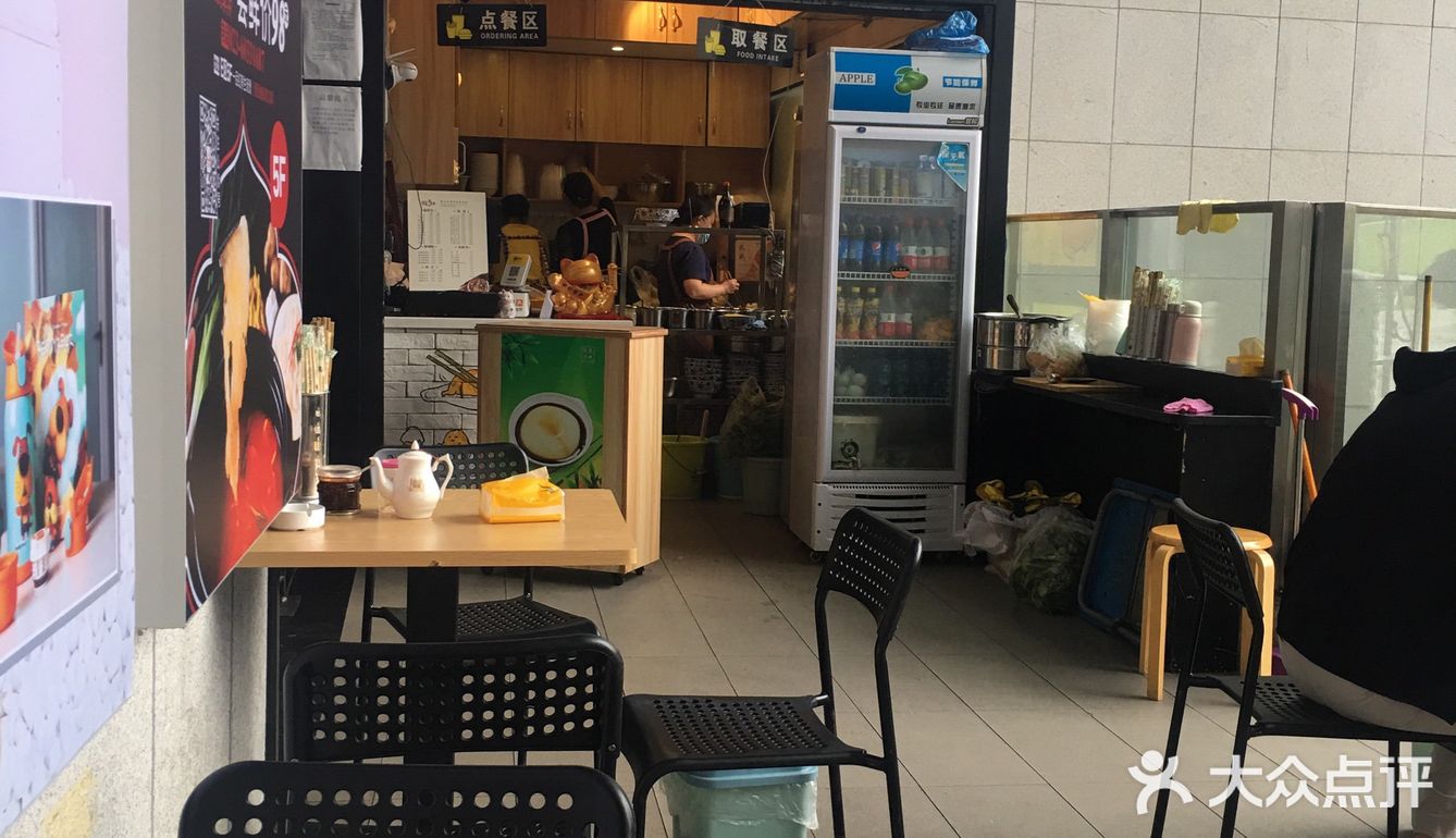 商场的其他店更迭变化，这家店却䇄立不倒且客似云来