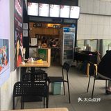 商场的其他店更迭变化，这家店却䇄立不倒且客似云来