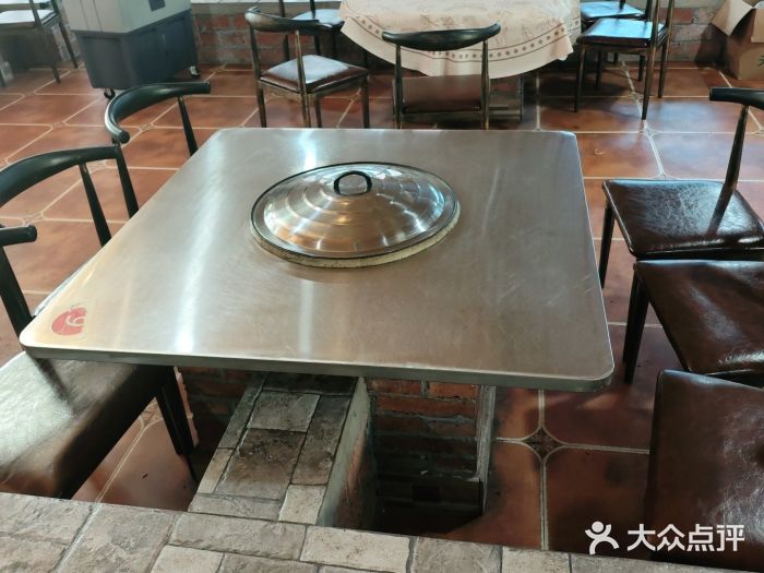 粘豆包柴火铁锅炖图片