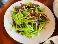 藜蒿炒腊肠-阿葉农家饭店
