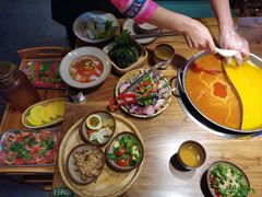 -野山舂·贵州现舂酸汤火锅(鸿通城店)