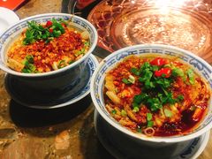 -沪小二炭火蛙锅(淮海中路美食不夜城店)