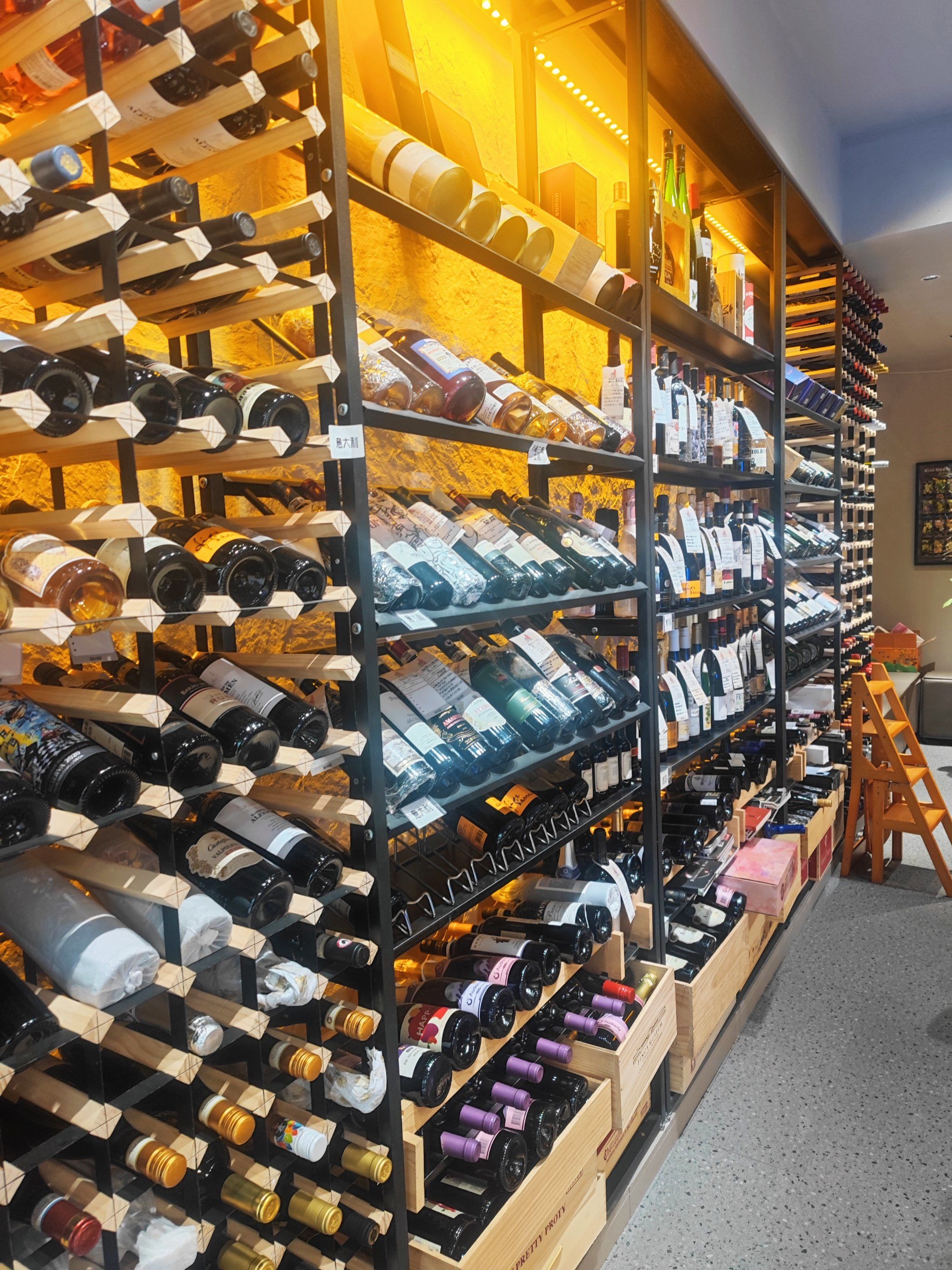 聚会碰杯 边喝边体验不一样的成都红酒吧