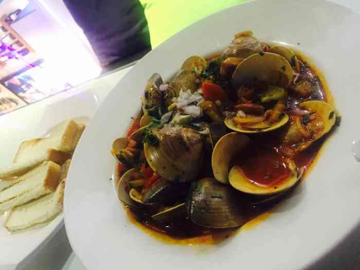 piggy bistro-"同事推荐的,看评论说要主厨在比较稳定,等.