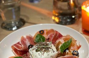Tomato Seed Meatballs with Mozzarella
