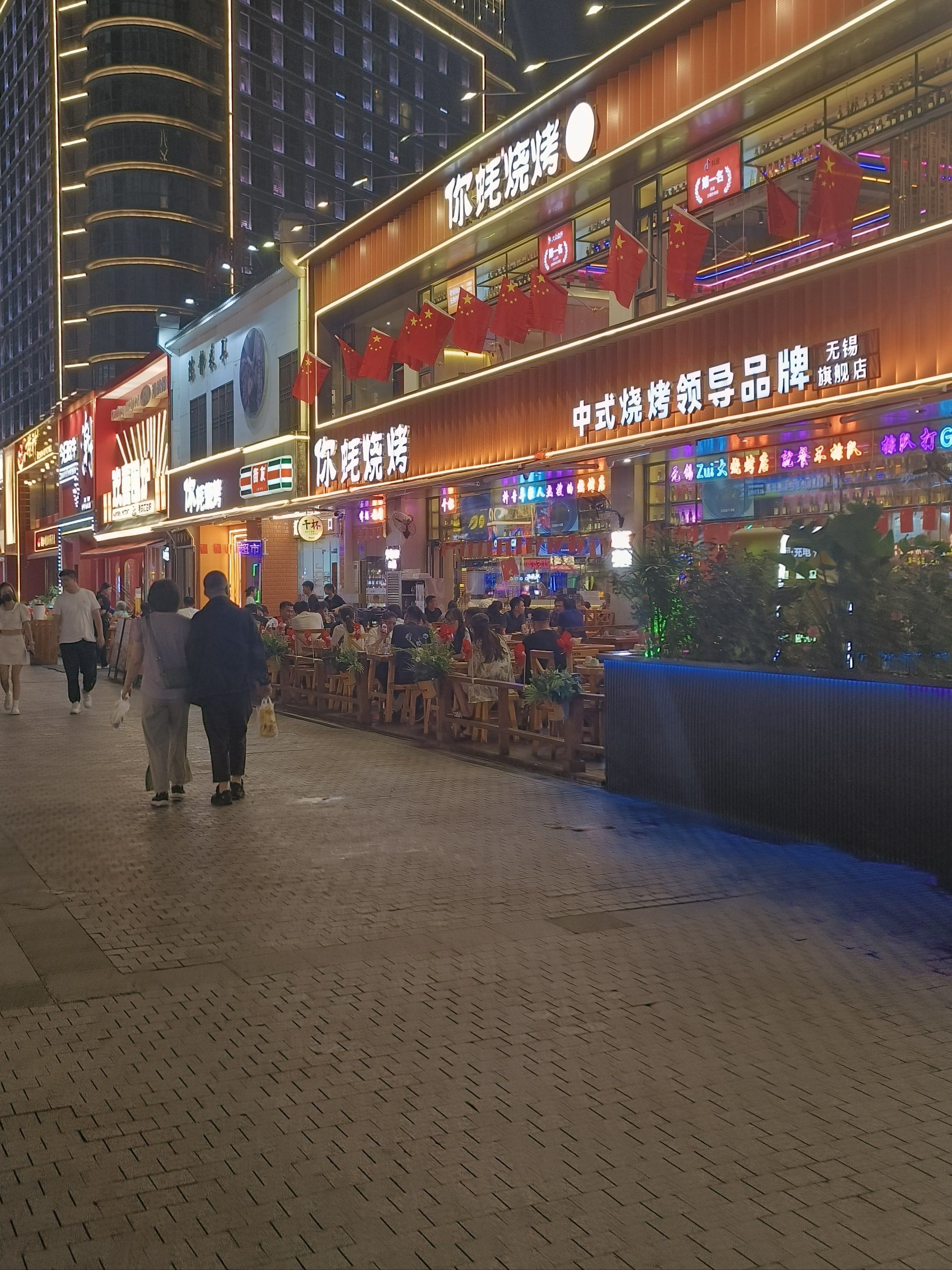 商业街的热闹时光