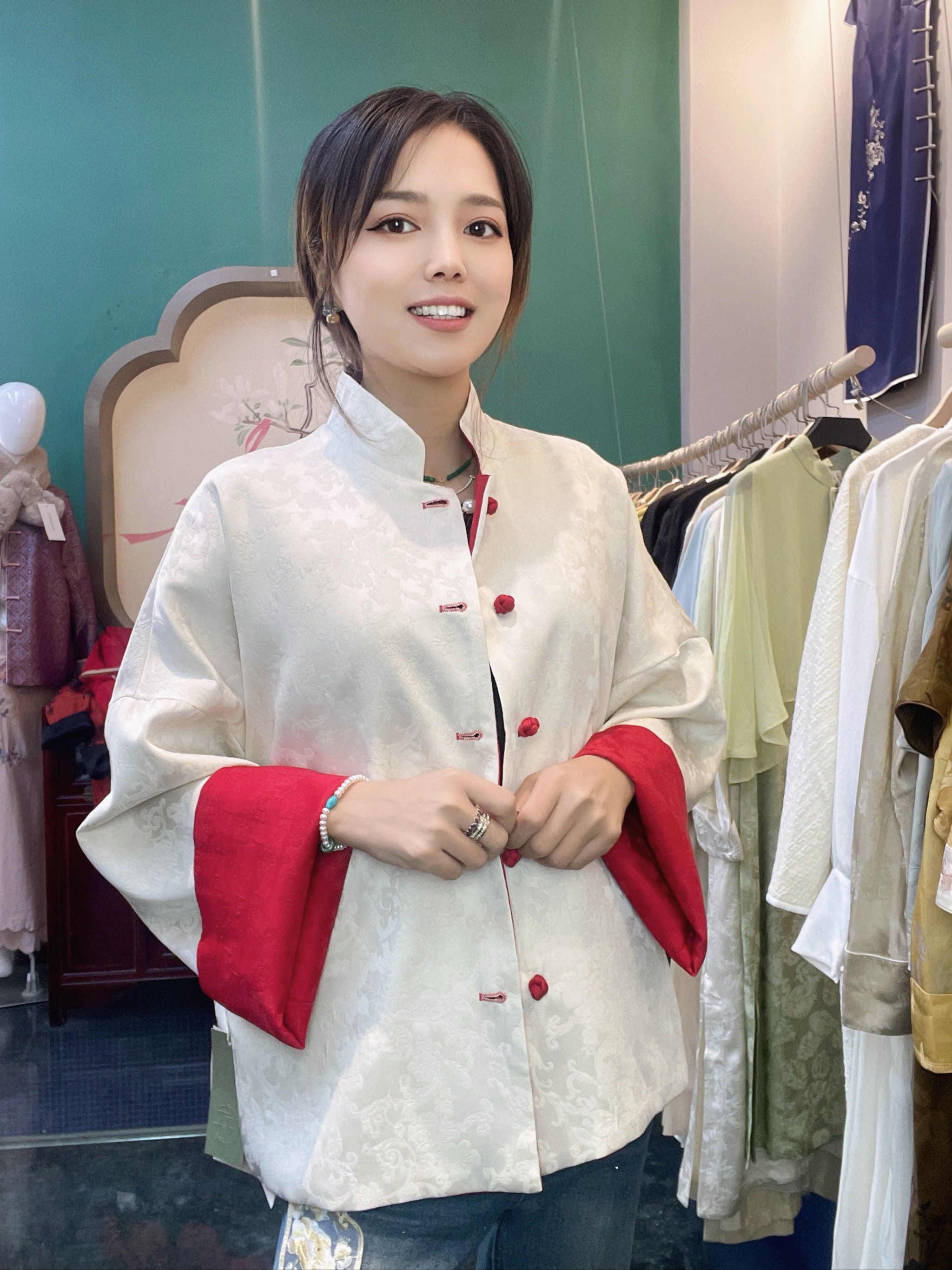 青岛市南区大尧三路这家店真丝衣服小百元你不心动吗#真丝 #精选优质